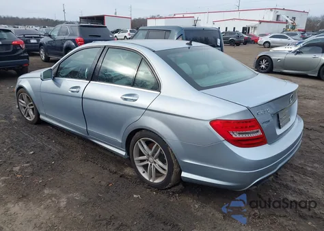 2013 Mercedes-Benz C 250 Sport z USA, uszkodzony, nr VIN WDDGF4HB2DA793222